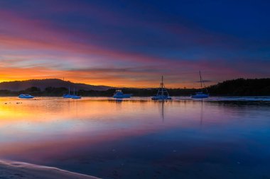 Orta Sahilde, NSW, Avustralya 'da, Woy Woy' da yumuşak yüksek bulutlu günbatımı manzarası.