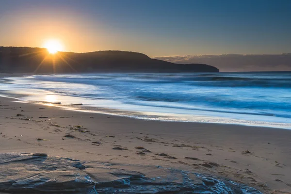 オーストラリア ニューサウスウェールズ州 セントラル コーストのキルケア ビーチで 頭上に太陽が昇る日の出の海 — ストック写真