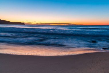 Central Coast, NSW, Avustralya 'daki Killcare Sahili' nde açık gökyüzü ile gün doğumu denizi..
