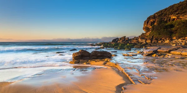 Zonsopgang Zeegezicht Met Nieuwe Rotsen Blootgelegd Veranderd Landschap Van Strand — Stockfoto