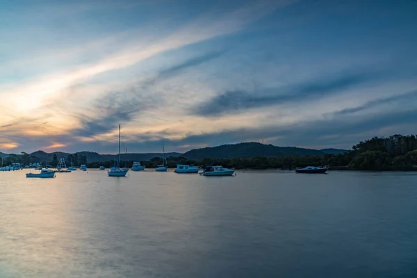 中央海岸 ニューサウスウェールズ州 オーストラリアのWoy Woyで柔らかい高い雲とボートと日没の水景 — ストック写真