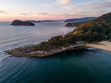 Central Coast, NSW, Avustralya 'daki Pearl Beach' te sakin deniz gündoğumu..