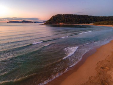 Denizin üzerinde gün doğumu Orta Sahildeki Umina Sahili, NSW, Avustralya.
