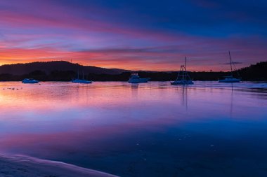 Orta Sahilde, NSW, Avustralya 'da, Woy Woy' da yumuşak yüksek bulutlu günbatımı manzarası.