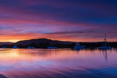 Orta Sahilde, NSW, Avustralya 'da, Woy Woy' da yumuşak yüksek bulutlu günbatımı manzarası.