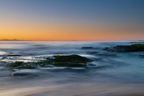 Восход солнца на берегу моря в Шелли-Бич на Центральном побережье Нового Южного Уэльса, Австралия.