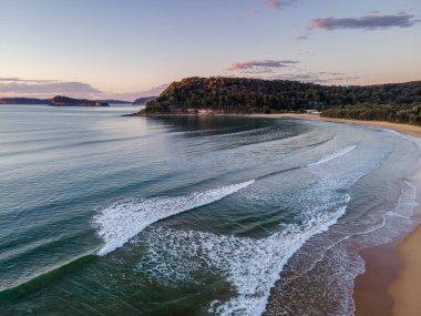 Denizin üzerinde gün doğumu Orta Sahildeki Umina Sahili, NSW, Avustralya.