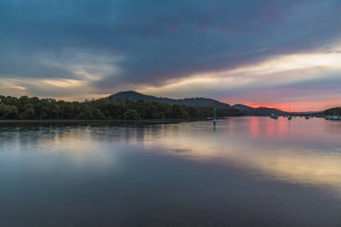 Bulutlar ve Yansımalar Waterscape Orta Sahilde Woy Woy Rıhtımı, NSW, Avustralya.