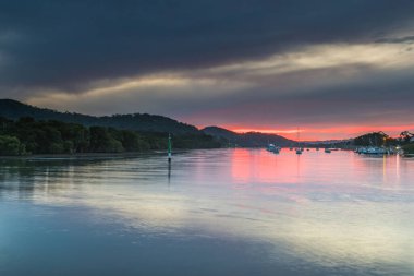 Bulutlar ve Yansımalar Waterscape Orta Sahilde Woy Woy Rıhtımı, NSW, Avustralya.