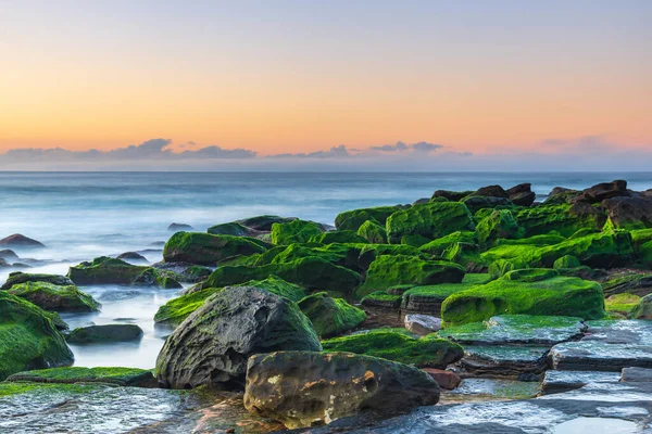 Paisaje Marino Amanecer Con Nuevas Rocas Descubiertas Cambiadas Desde Erosión — Foto de Stock