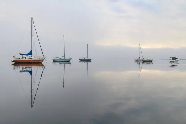 Hajók Tükörképek Köddel Öböl Felett Koolewong Central Coast Nsw Ausztrália — Stock Fotó