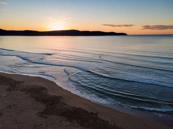 オーストラリア ニューサウスウェールズ州中央海岸のUmina Beachで海の上の日の出 — ストック写真