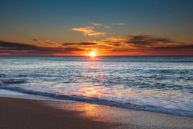 Kış gündoğumu Avoca Plajı 'nda, NSW, Avustralya' da..