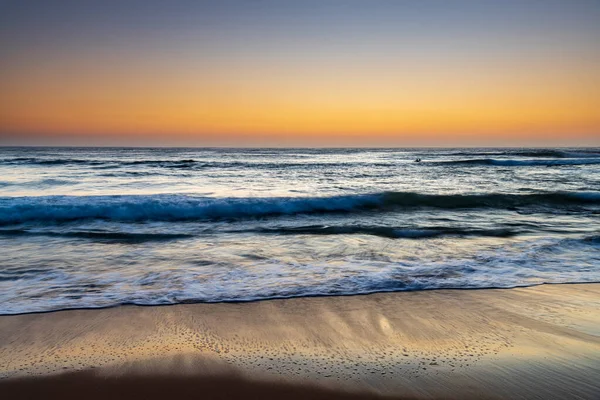 Paisaje Marino Amanecer Con Cielos Despejados Rocas Playa Macmasters Beach — Foto de Stock