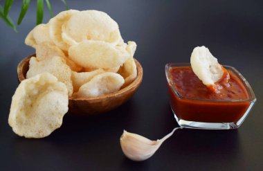 Krupuk 'un esmer arka planı. Karides krakerleri ya da ketçaplı ve sarımsaklı karides cipsi..