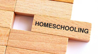 Ahşap blokta sizin için yazılmış ev eğitimi metni, Top view, Education konsepti