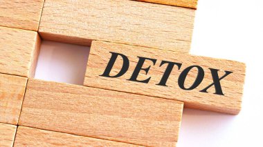 Tahta bloklara detoks yazılmış. DETOX yazılı bir tahta parçası. Tıbbi bakım konsepti..