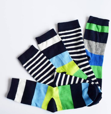 Saf beyaz arkaplanda renkli çoraplar.