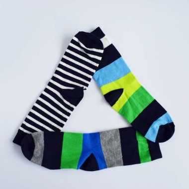 Saf beyaz arkaplanda renkli çorapların üçgeni.