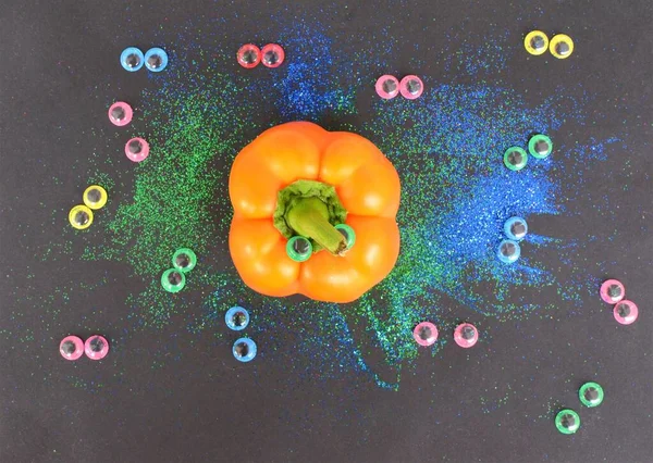 Divertente Concetto Creativo Halloween Peperone Arancione Occhi Plastica Colorati Uno — Foto Stock