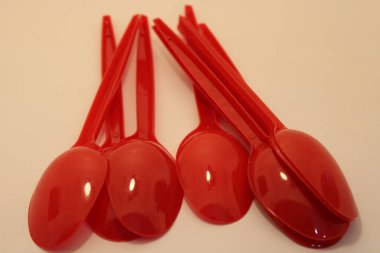 Mutfakta plastik kaşıklar kullanmak için kullanılır. Plastik kaplar mutfakta çok yaygındır ve yemek yemek için kullanılır.