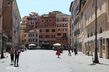 İnsanlar Roma şehir merkezinde yürümekten zevk alıyorlar.