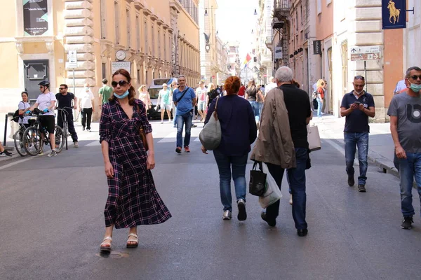 Ludzi Korzystających Spacery Centrum Rzymu Włoch — Zdjęcie stockowe