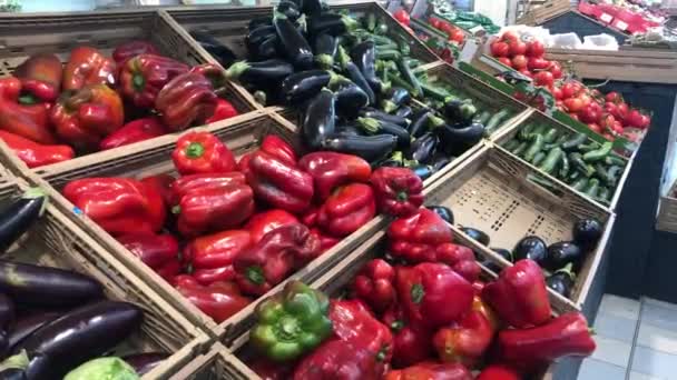 Vista Tienda Verduras Rojo Capsicums Berenjena Exhibición — Vídeos de Stock