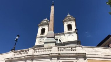 İspanya 'nın ünlü basamağı ve Roma şehir merkezinde Trinita dei Monti.