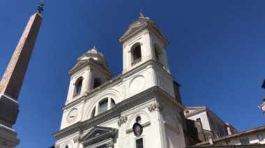 İspanya 'nın ünlü basamağı ve Roma şehir merkezinde Trinita dei Monti.