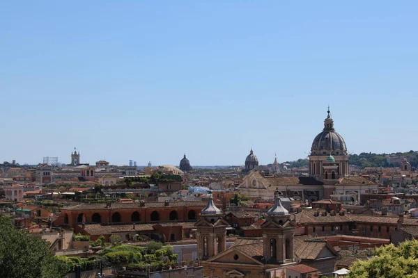 ローマ市内中心部の屋上からの眺めイタリアローマは多くの美しいランドマークを持つ歴史的な都市観光名所です — ストック写真