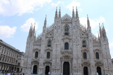 Milan şehir merkezindeki ünlü Duomo Meydanı.