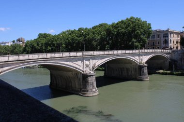 Roma İtalya 'daki Tiber Nehri manzarası