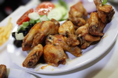 Yemek masasında salatalı kızarmış tavuk.