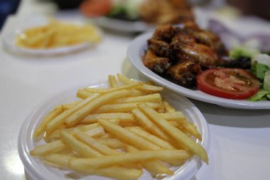 Yemek masasında salatalı kızarmış tavuk.