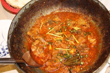 Baharatlı yemeklerden yapılmış köri. 