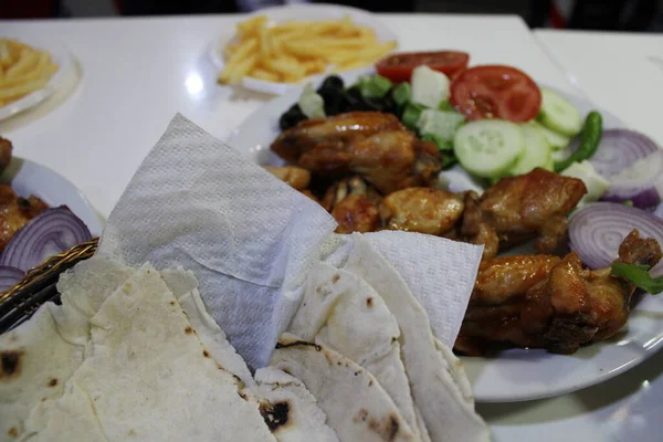 Yemek masasında salatalı kızarmış tavuk.