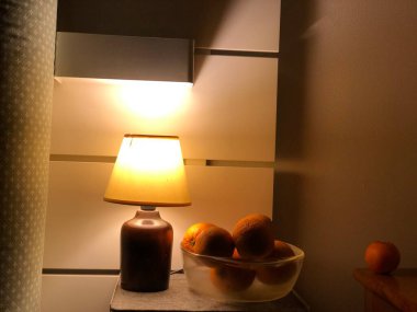 Masa lambası, üzerinde meyve sepeti ve yatak odası olan masa.