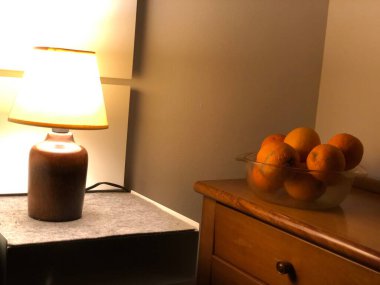 Masa lambası, üzerinde meyve sepeti ve yatak odası olan masa.