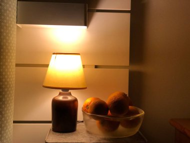 Masa lambası, üzerinde meyve sepeti ve yatak odası olan masa.