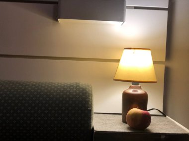 Masa lambası, üzerinde meyve sepeti ve yatak odası olan masa.