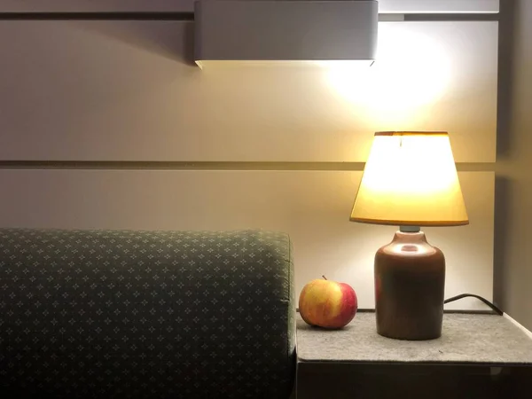 Penerangan Lampu Meja Dengan Keranjang Buah Dengan Tempat Tidur Atas — Stok Foto