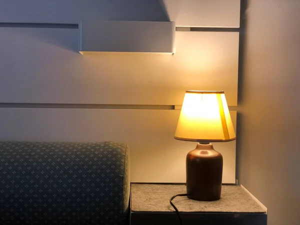 Lampe Table Éclairante Avec Lit Dans Chambre Sur Table — Photo