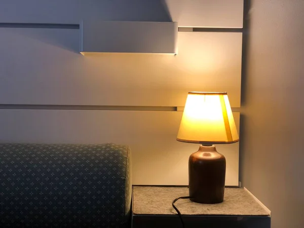Yatak odası masanın üstünde olan lamba.