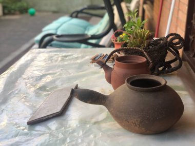 Evin dekorasyonu için evin arka bahçesinde eski tencereler var.