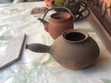 Evin dekorasyonu için evin arka bahçesinde eski tencereler var.