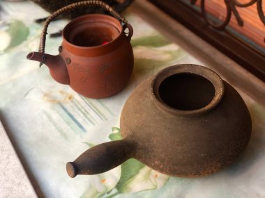 Evin dekorasyonu için evin arka bahçesinde eski tencereler var.