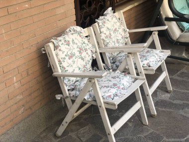 Tahta sandalyeler ev çimlerinde