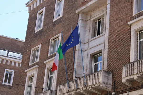 İtalya bayrağı ve Avrupa bayrağı Roma 'da bir binanın önünde.