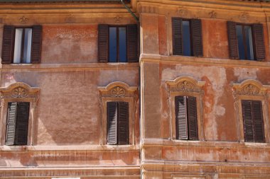 Roma İtalya 'da eski bir binanın cephesi